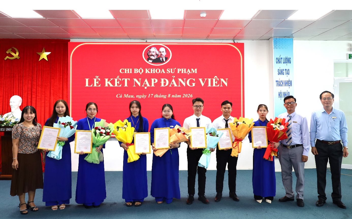CHI BỘ KHOA SƯ PHẠM TỔ CHỨC LỄ KẾT NẠP ĐẢNG VIÊN MỚI CHO QUẦN CHÚNG ƯU TÚ LÀ SINH VIÊN